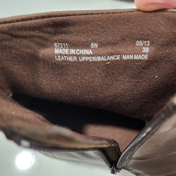 CLARKS ROUCHED SIDE ZIPPERED LEATHER ANKLE BOOT - Picture 10 of 10